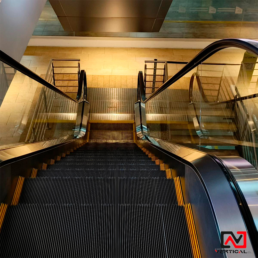 Escalera Eléctrica Vertical CL – Fluidez y seguridad para alto tráfico